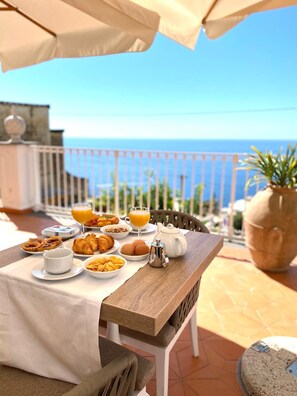 Free daily local cuisine breakfast  - La Bizantina (Positano)