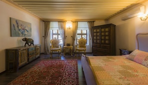 Suite | Una scrivania, Wi-Fi gratuito