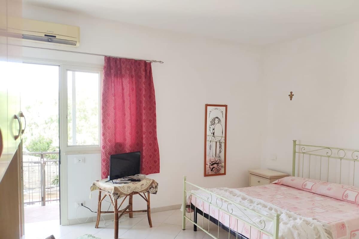 Room | Desk, iron/ironing board, free WiFi, bed sheets