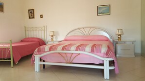 Un dormitorio con dos camas, cada una con una decoración de colores diferente.