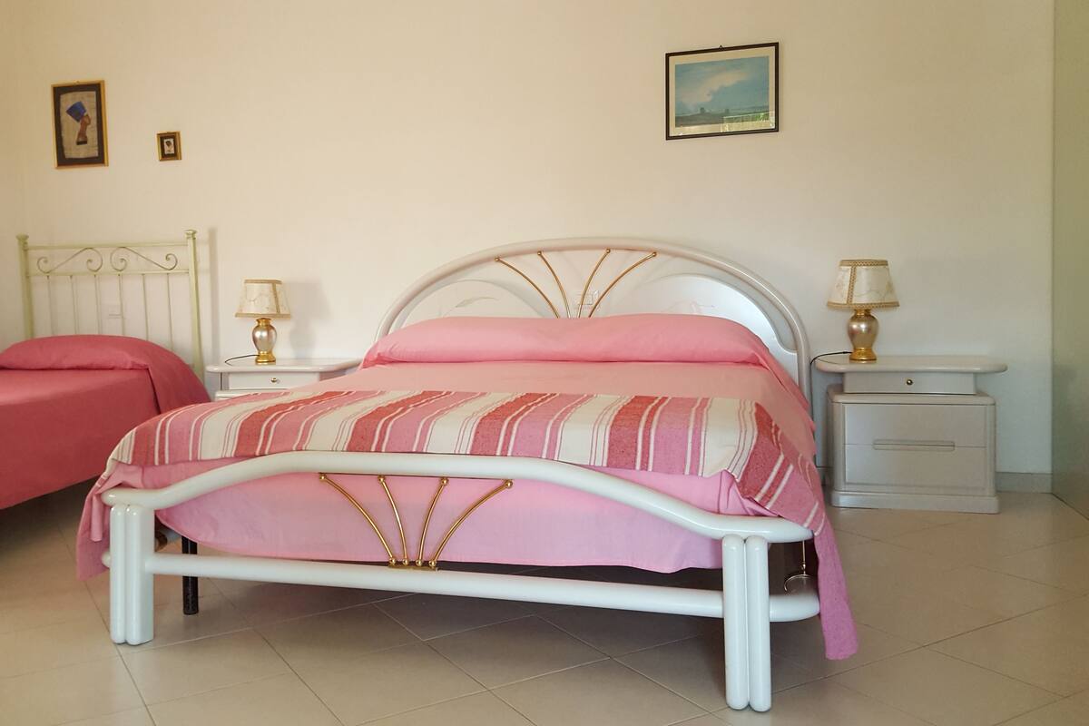 Un dormitorio con dos camas, cada una con una decoración de colores diferente.