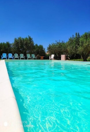 Una piscina al aire libre de temporada