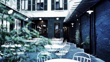 Déjeuner et dßner servis sur place