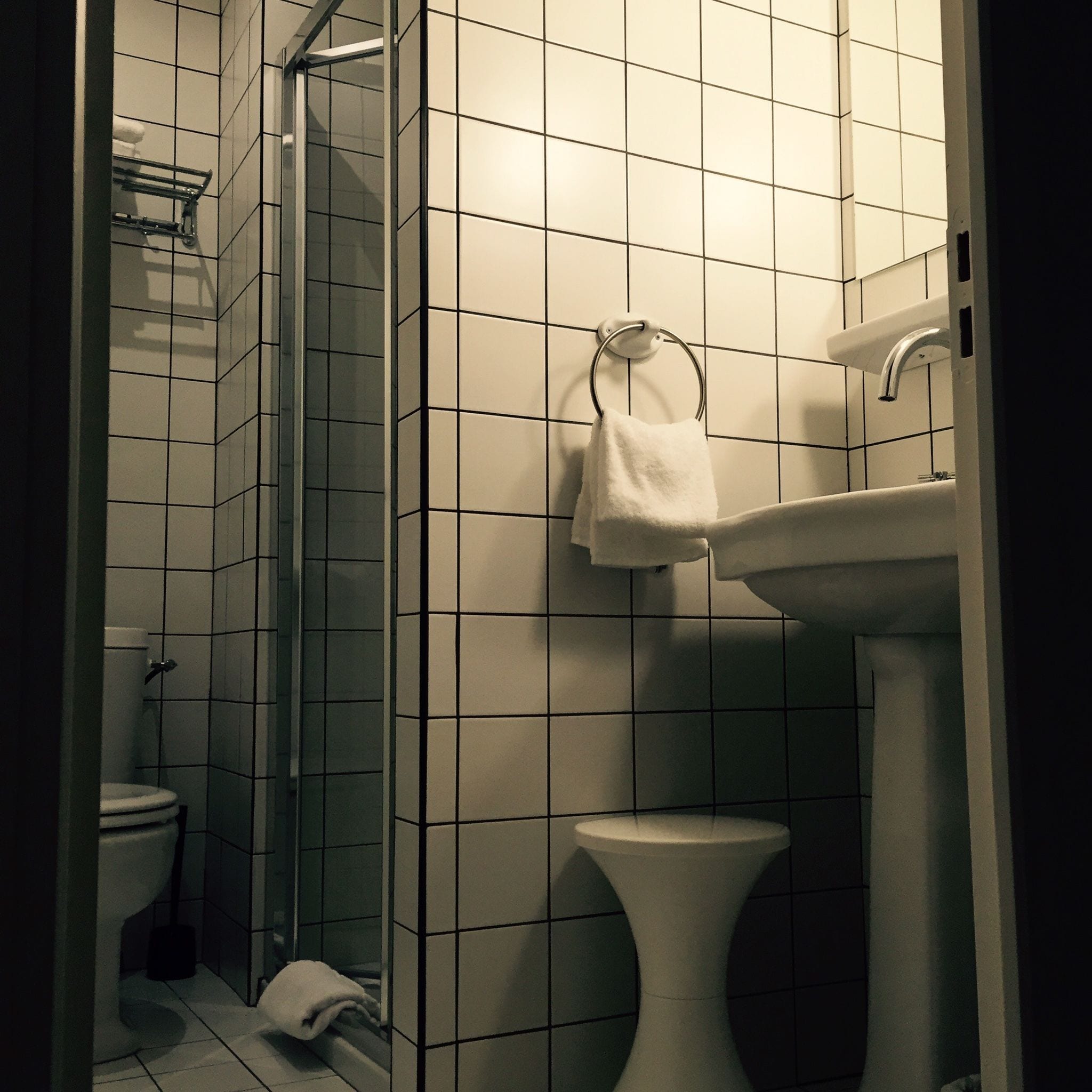 classic double room | bathroom | free toiletries, hair dryer, towels, shampoo