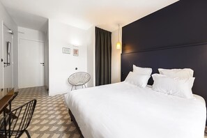 Premium bedding, desk, blackout curtains, soundproofing - Hôtel des Carmes (Aurillac)