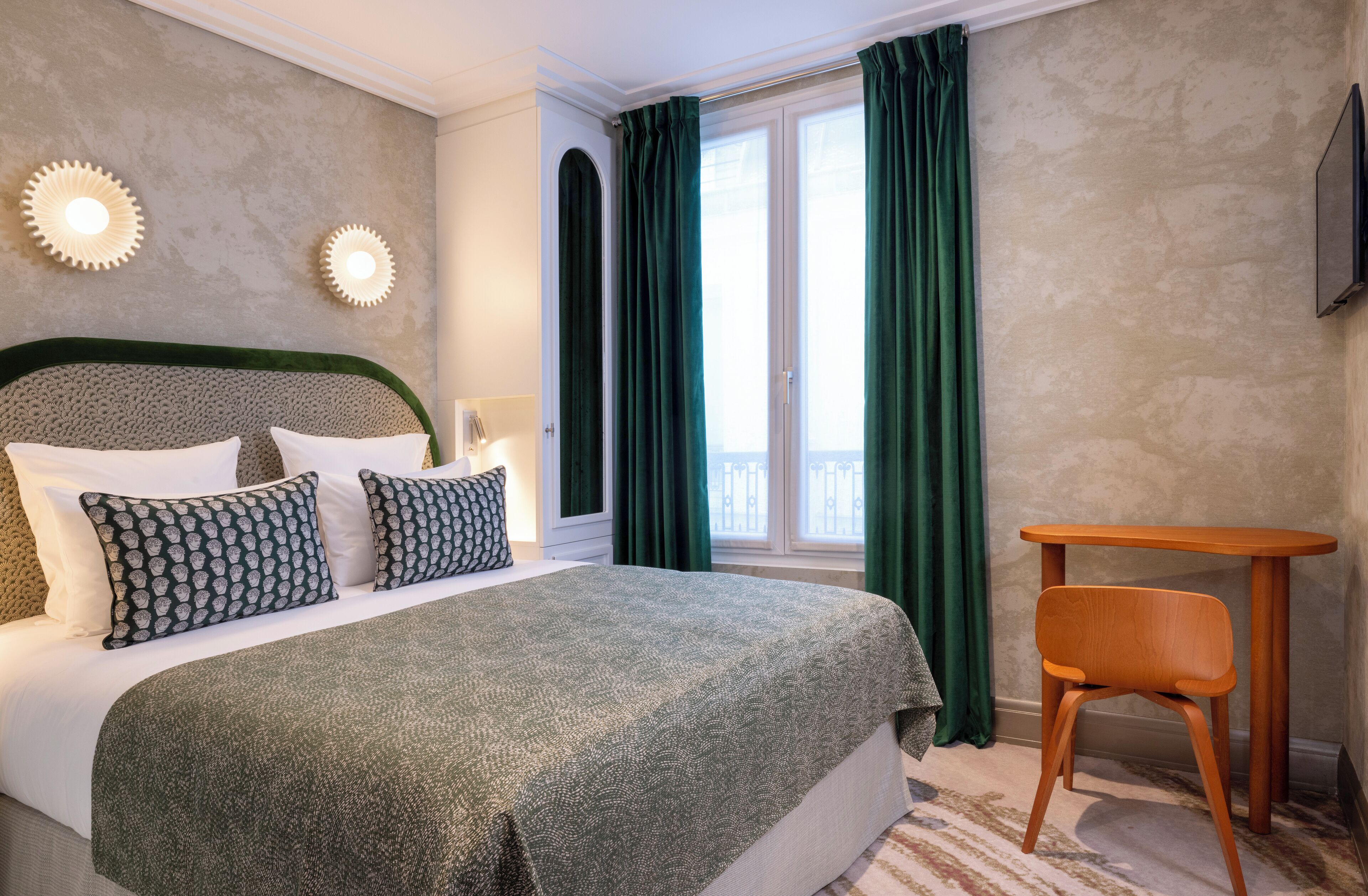 Luxe beddengoed, een bureau, verduisterende gordijnen