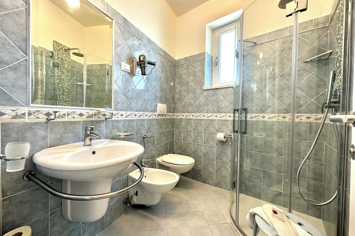 triple room, terrace, sea view | bathroom | shower, free toiletries, hair dryer, bidet