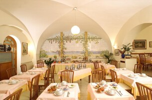 每日供应自助式早餐（每人 EUR 15）