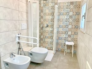 Quarto quádruplo standard, terraço, vista para o mar | Banheiro | Chuveiro, produtos de toalete grátis, secador de cabelo, bidê