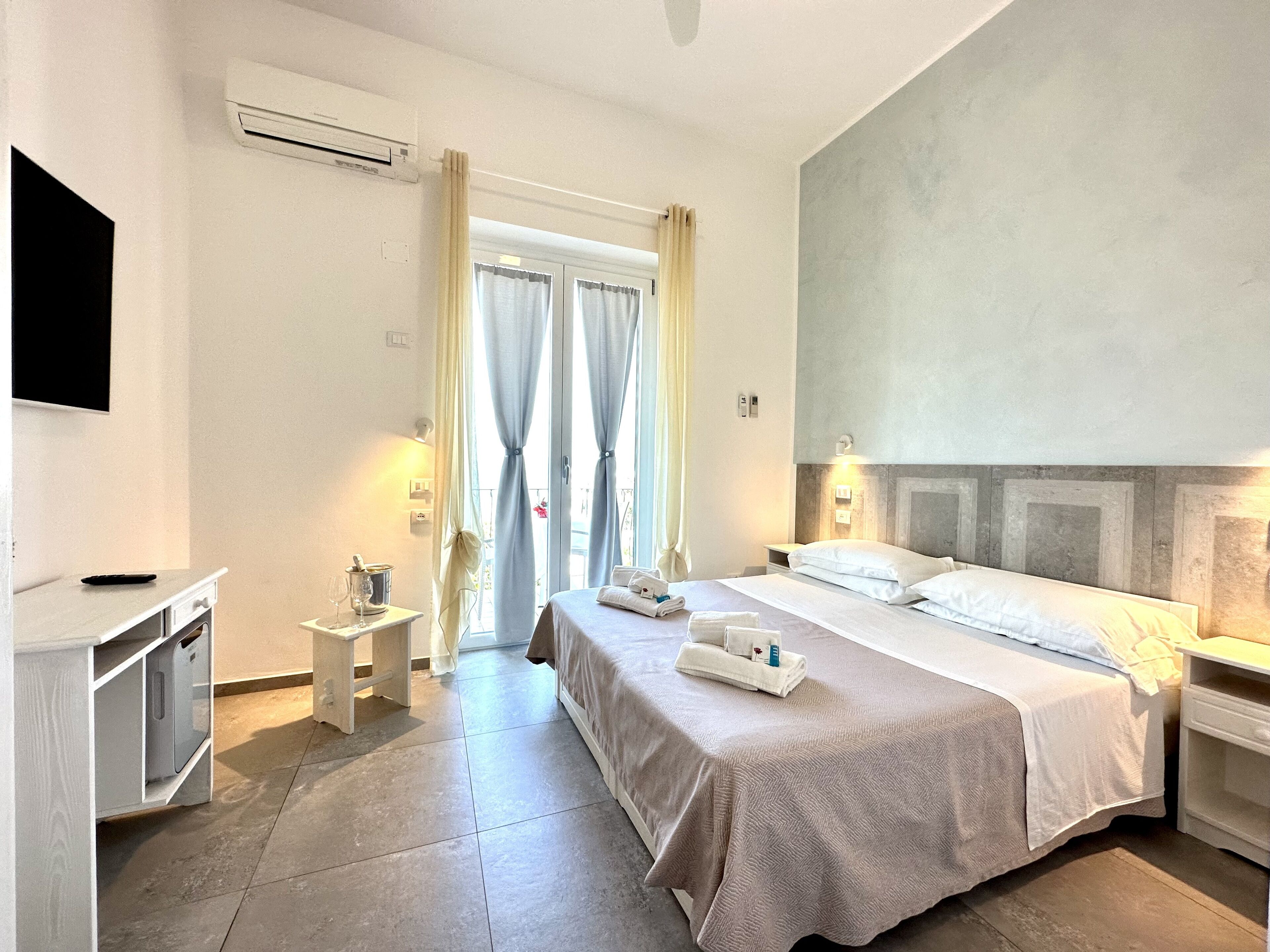 superior double room, sea view | 1 bedroom, premium bedding, minibar, in-room safe