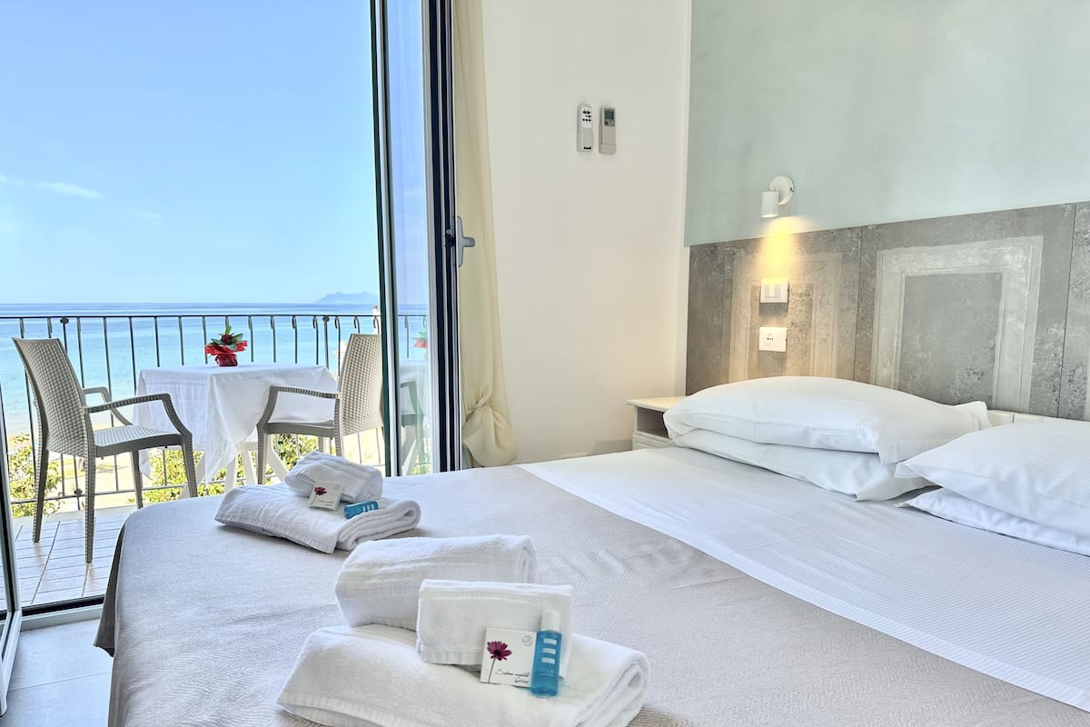 1 bedroom, premium bedding, minibar, in-room safe