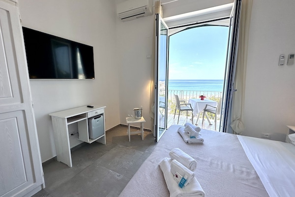 Kamar Double Superior, pemandangan laut | Seprai premium, minibar, brankas, dan meja kerja