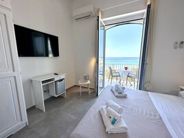 Superior Double Room, Sea View | Premium bedding, minibar, in-room safe, desk