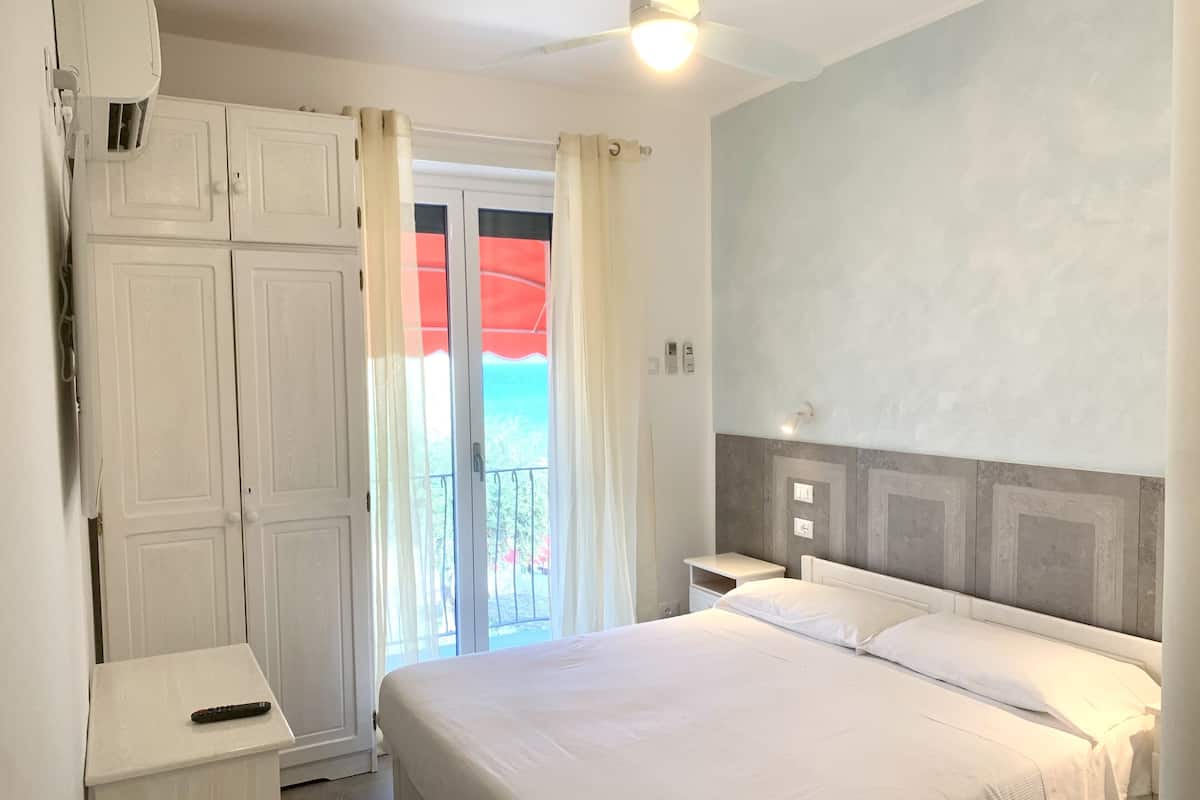 1 bedroom, premium bedding, minibar, in-room safe