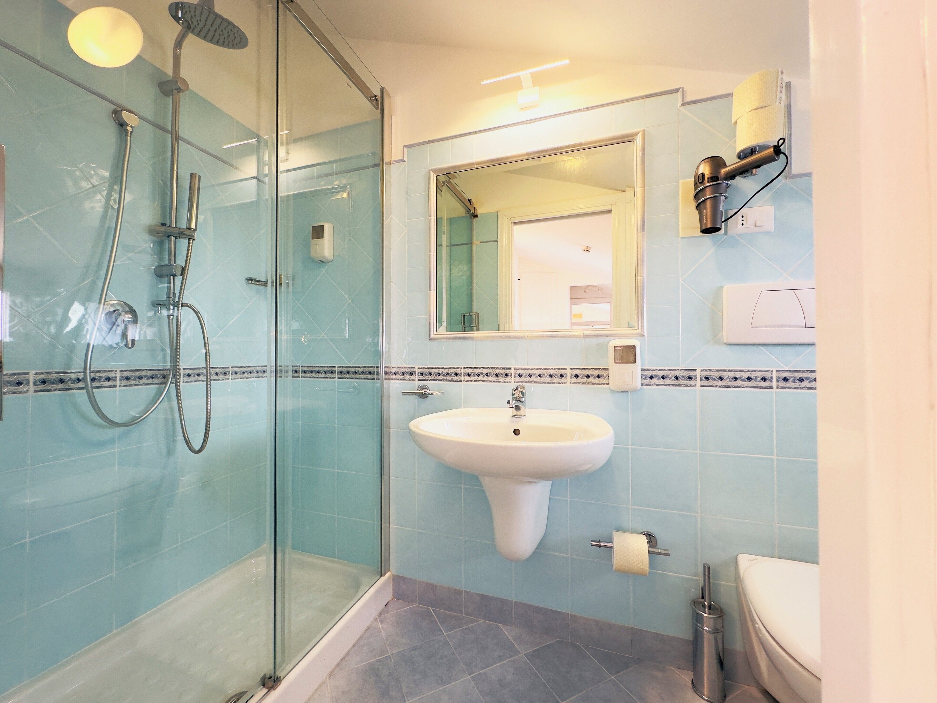 panoramic penthouse, sea view (mansard) | bathroom | shower, free toiletries, hair dryer, bidet