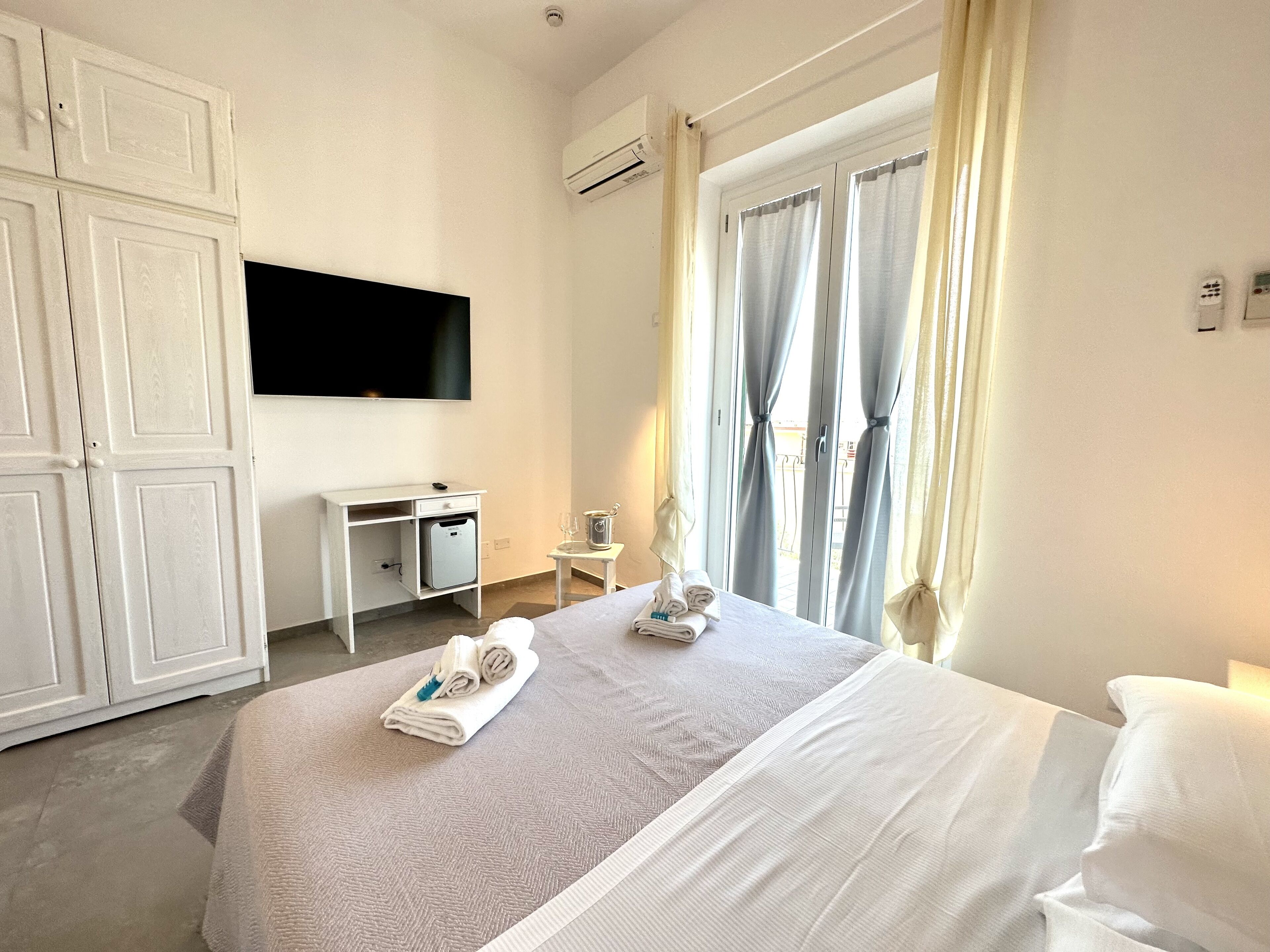 superior double room, sea view | 1 bedroom, premium bedding, minibar, in-room safe