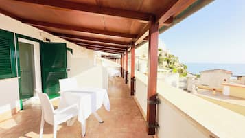 Attico panoramico, patio, vista mare | 1 camera, biancheria da letto di alta qualità, minibar