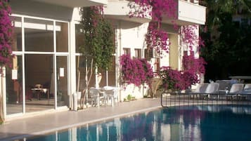 Utomhuspool, parasoller och solstolar
