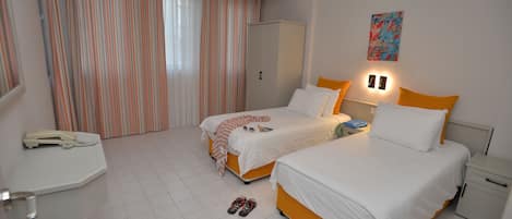 Apartment, 2 Bedrooms | Desk, WiFi (free), bed sheets