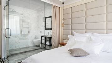 Superior Room | Bathroom | Shower, free toiletries, hair dryer, slippers