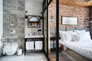 Deluxe Room | Bathroom | Shower, free toiletries, hair dryer, slippers - Apartamenty Chleb i Wino (Gdansk)
