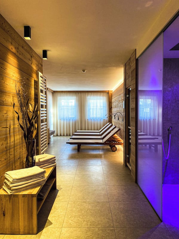 Deluxe Chalet, 4 Bedrooms, Accessible, Mountain View | Ruang tamu | TV skrin rata, pendiangan, lantai dipanaskan