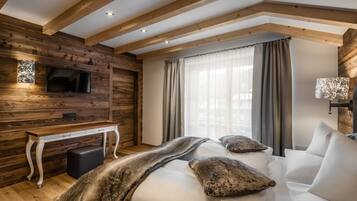 Deluxe Chalet, 4 Bedrooms, Non Smoking, Mountain View | 1 bedroom, premium bedding, in-room safe, individually decorated