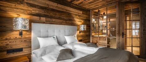 Deluxe chalet, 3 slaapkamers, niet-roken, uitzicht op bergen | 1 slaapkamer, luxe beddengoed, een kluis op de kamer