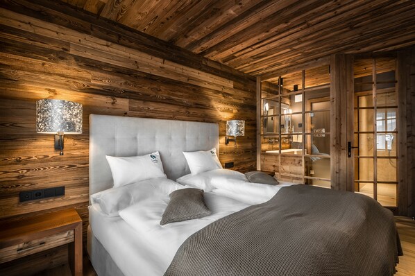 Deluxe chalet, 3 slaapkamers, niet-roken, uitzicht op bergen | 1 slaapkamer, luxe beddengoed, een kluis op de kamer