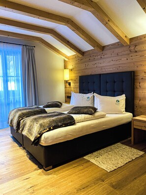 Deluxe Chalet, 4 Bedrooms, Accessible, Mountain View | 1 bedroom, premium bedding, in-room safe, individually decorated - Liondes Chalets (Marebbe)