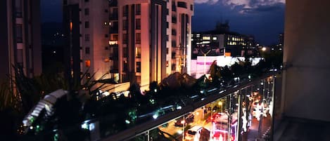 Tweepersoonskamer, balkon | Uitzicht op de stad