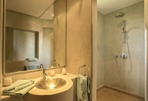 Villa luxueuse, vue sur la montagne (6 Suites Luxe) | Salle de bain | Baignoire et douche séparées, baignoire profonde