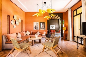 Flatskjerm-TV og peis