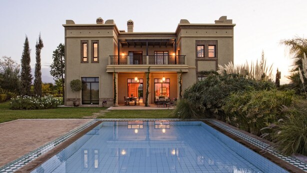 A two-story house with a swimming pool, a patio, and a garden. - Villa avec piscine privée et Golf (Marrakech)