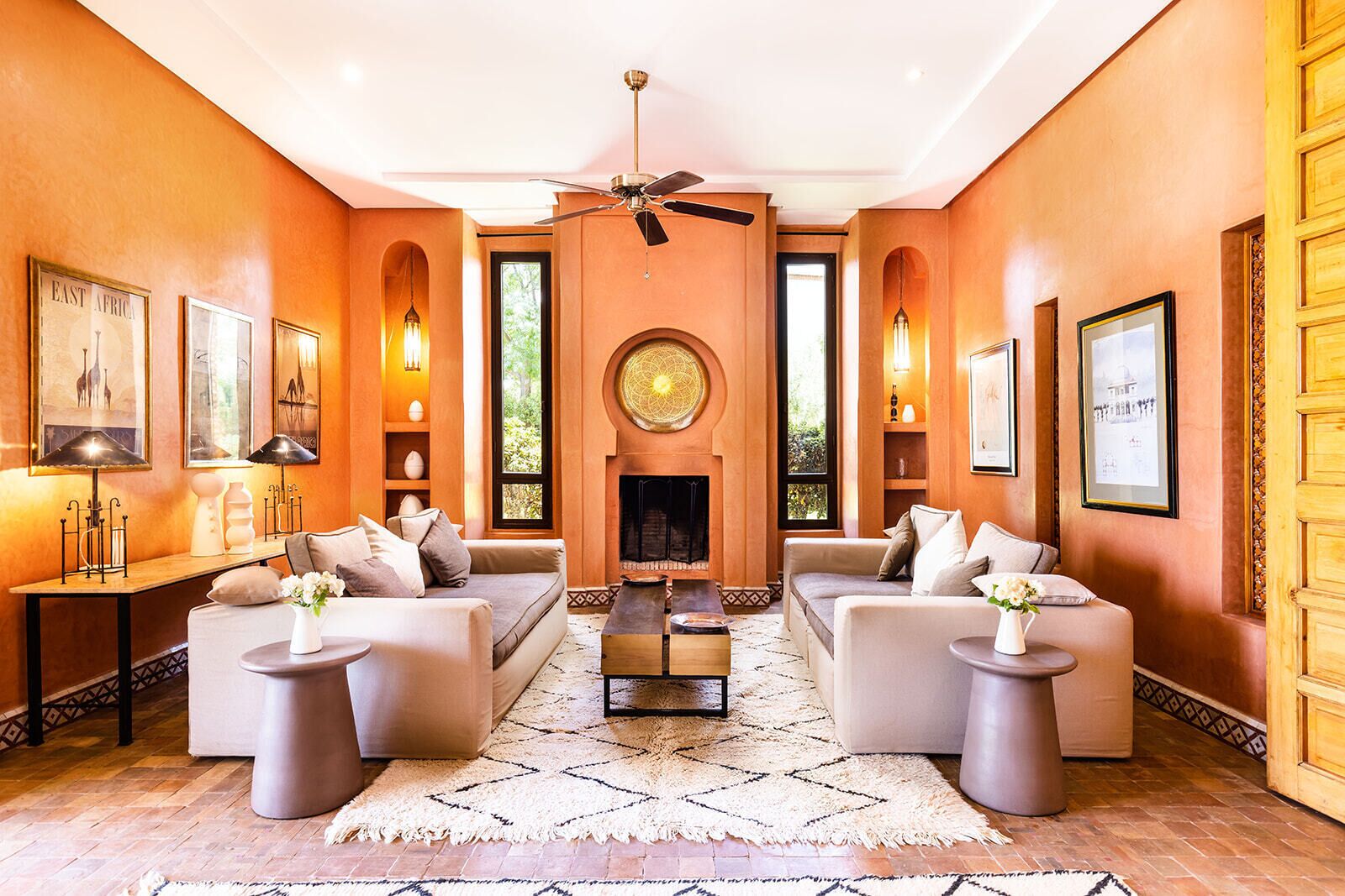 TV layar datar dan perapian