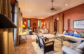 Vila superluxo, vista para a montanha (6 Suites Luxe) | Área de estar | TV de tela plana, lareira