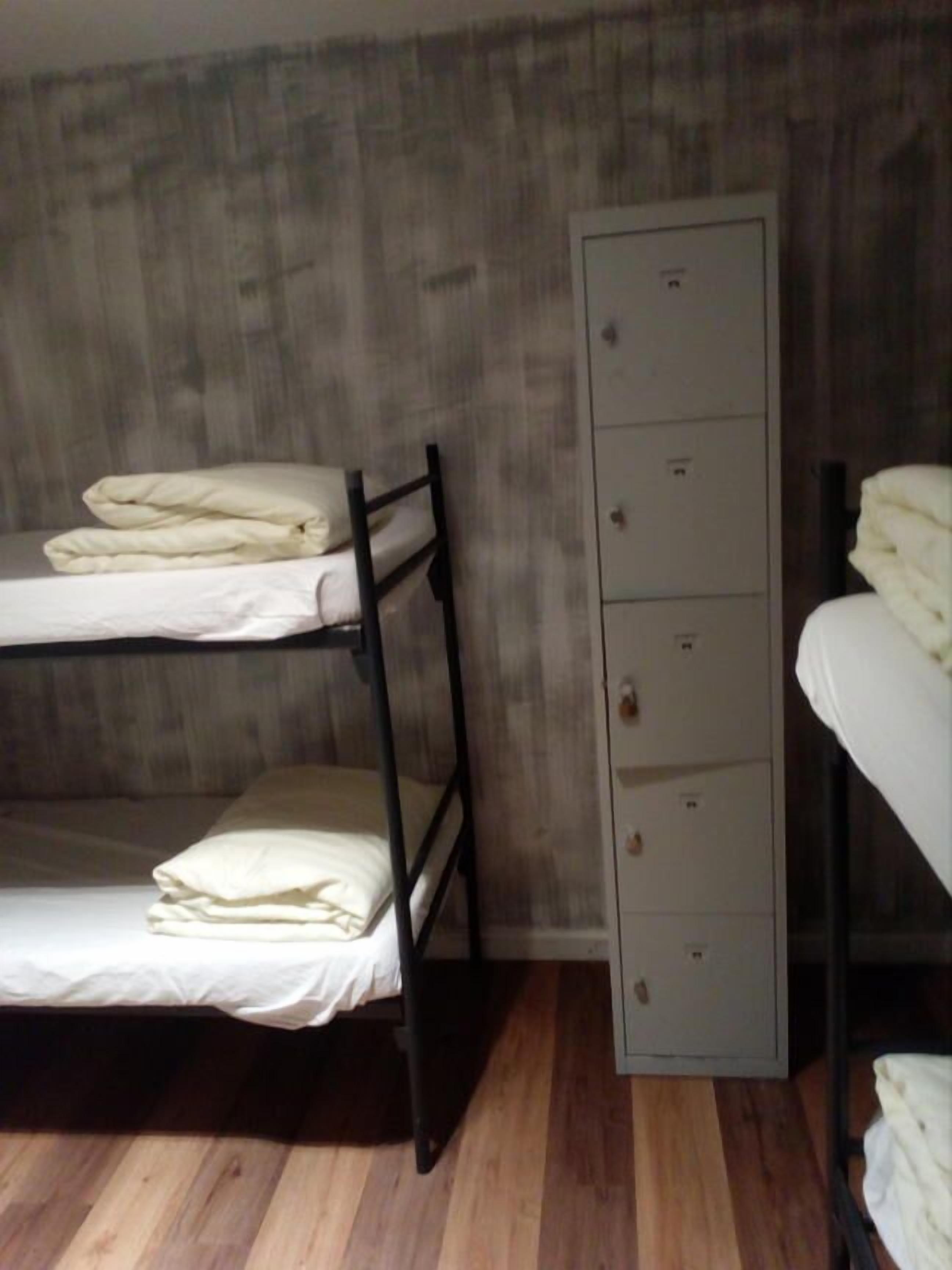 Bed in Shared Dormitory, Mixed Dorm (8 Beds) | Két bảo mật tại phòng, bàn, truy cập Internet không dây miễn phí 