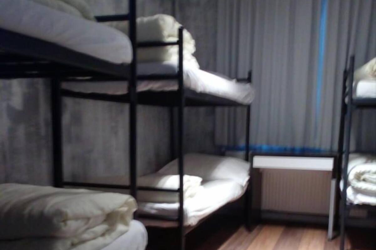 Private Dormitory (6 Beds) | Két bảo mật tại phòng, bàn, truy cập Internet không dây miễn phí