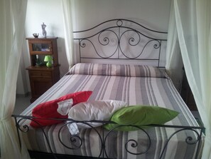 Minibar, ekstrasenger (mot et tillegg), wi-fi (inkludert) og sengetøy