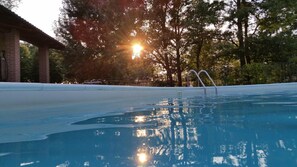 Piscina stagionale all'aperto, ombrelloni da piscina, lettini