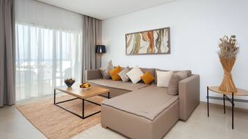 Deluxe-Suite | Minibar, Zimmersafe, Schreibtisch, Verdunkelungsvorhänge