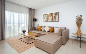 Deluxe Suite | Minibar, in-room safe, desk, blackout drapes