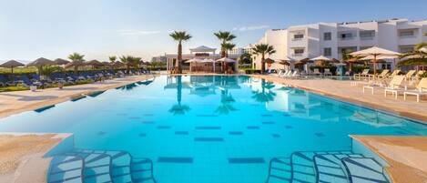 Kolam renang terbuka, kerusi lepak pantai