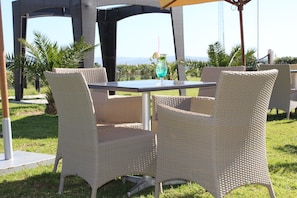 Se sirven desayunos y cocina internacional (con vistas a la piscina)
