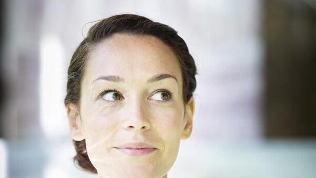 A person in a swimming pool with a blurred background. - Rev Hotel (Lamalou-les-Bains)