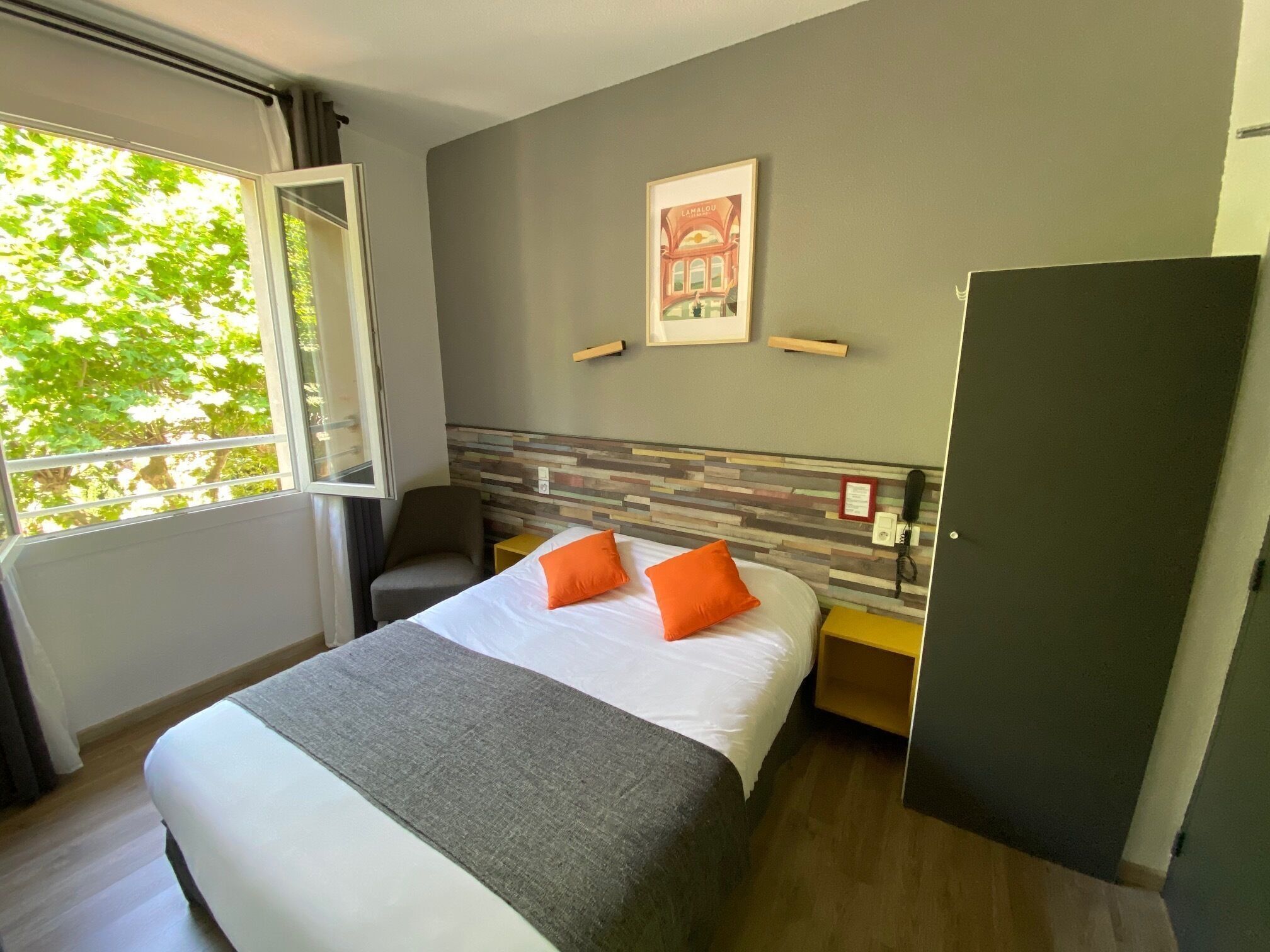 1 chambre, coffres-forts dans les chambres, bureau