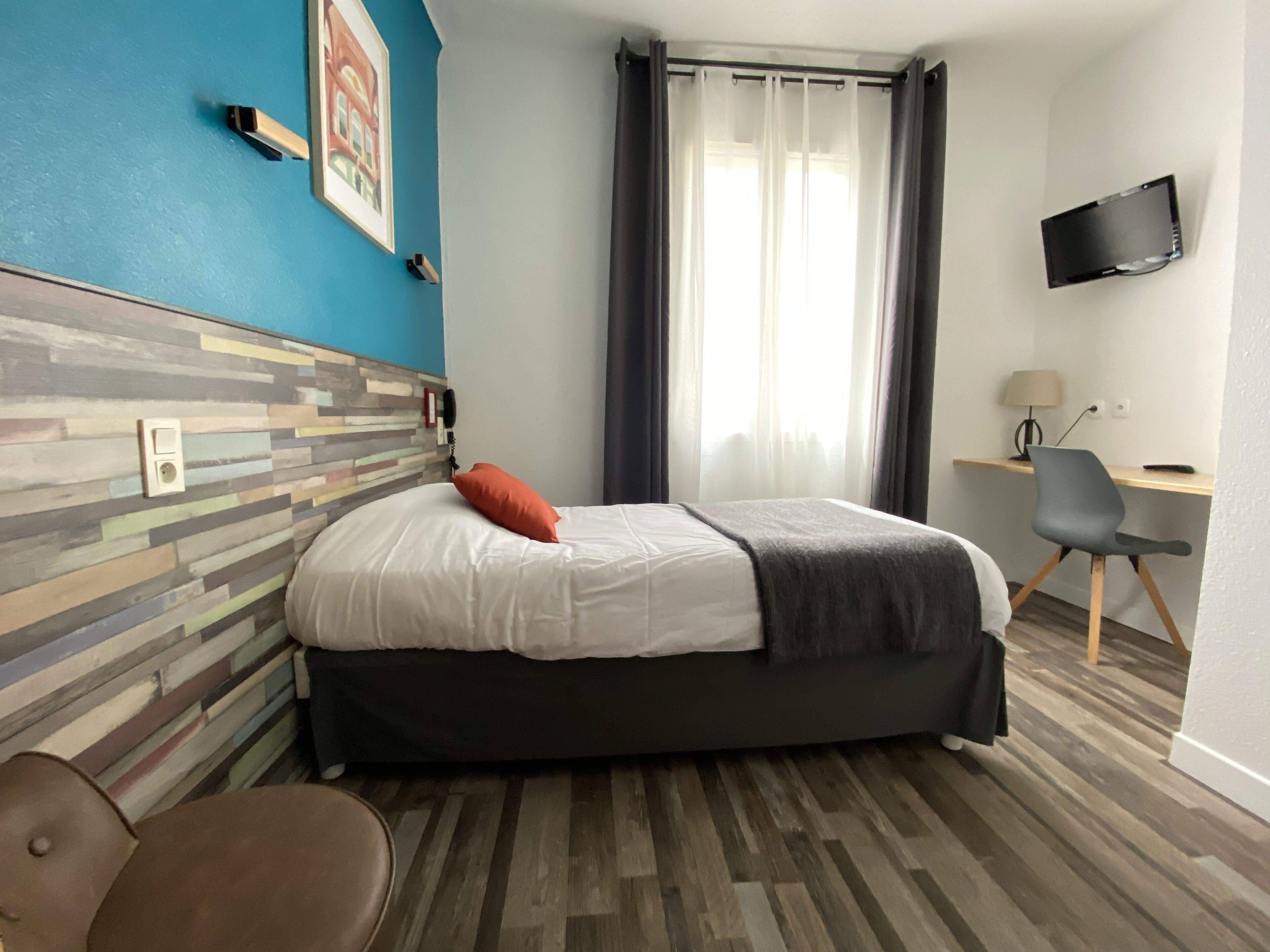 comfort single room | in-room safe, desk, laptop workspace, blackout curtains