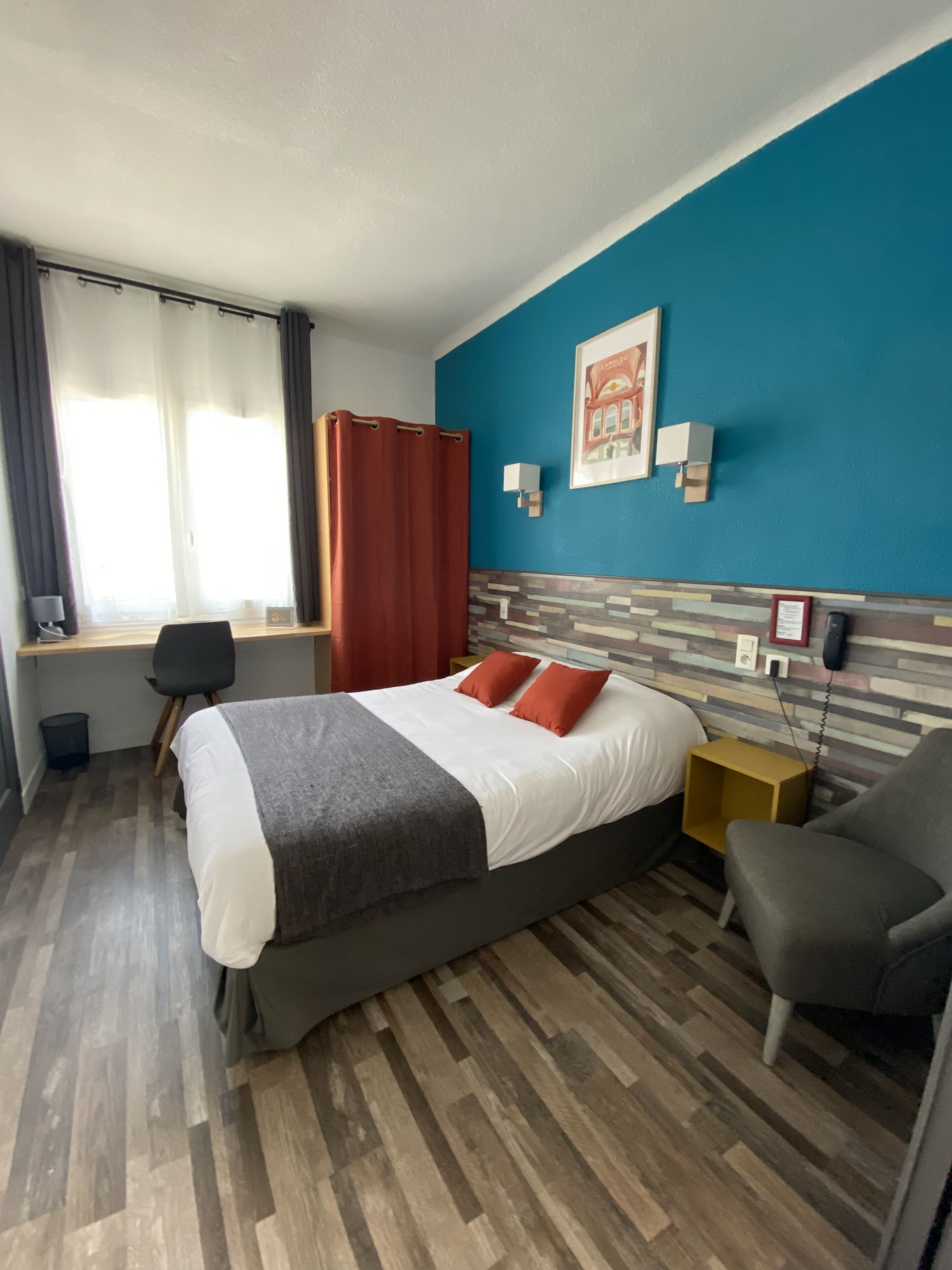 suite | in-room safe, desk, laptop workspace, blackout curtains