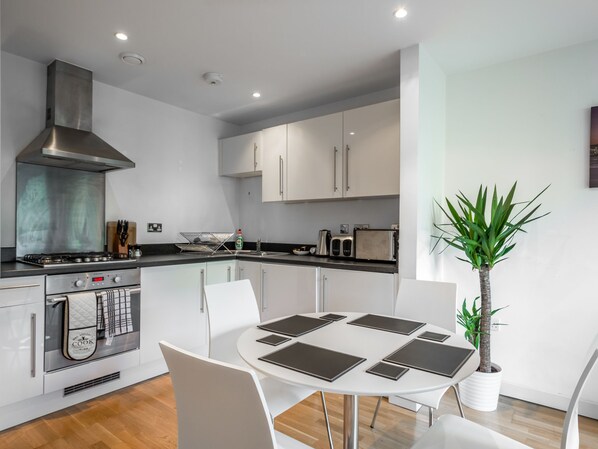 Apartment, 1 Bedroom | Private kitchen | Fridge, microwave, oven, stovetop
