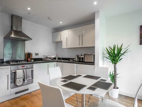 Apartamento, 1 quarto | Cozinha privada | Geladeira, micro-ondas, fogão, cooktop